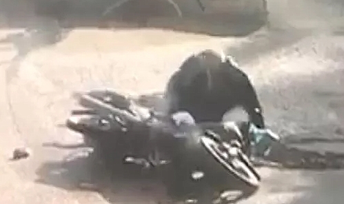 Motosikletten düşürdüğü annesini bırakıp kayıplara karıştı