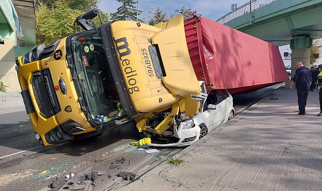 Mucize kurtuluş: TIR otomobilin üstüne devrildi