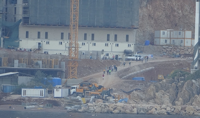 Mühürlenen otel inşaatında hareketlilik merak uyandırdı