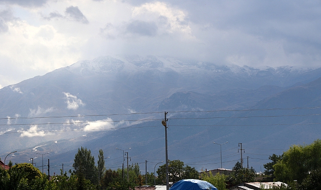 Munzur Dağının yüksek kesimlerine kar yağdı