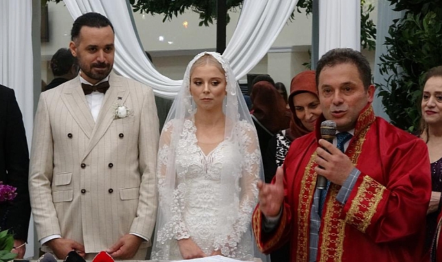 Nikah memuru baba, kızının nikahında gözyaşlarına hakim olamadı