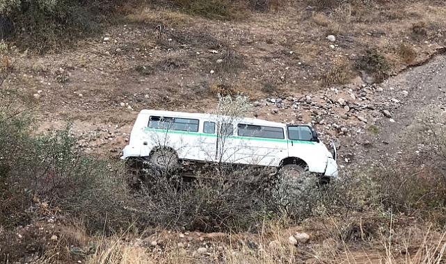 Öğrenci servisi dere yatağına devrildi: 15'i çocuk 16 yaralı