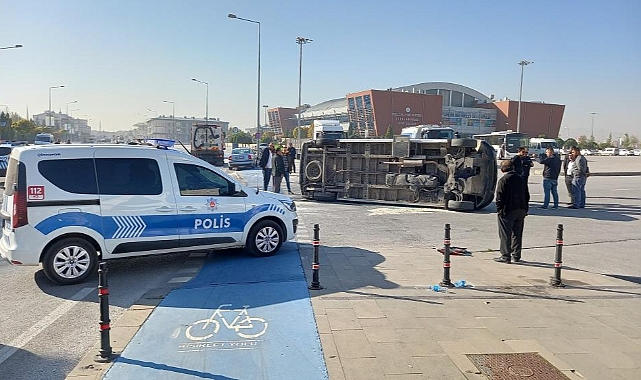 Okul servisi ile otomobil çarpıştı: Çok sayıda yaralı