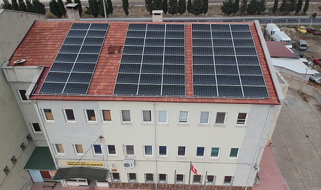 Okulun çatısına GES kurup elektrik satarak laboratuvar yaptılar