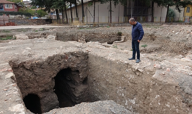 Okulun temel kazısında ortaya çıkmıştı, tahrip edildi
