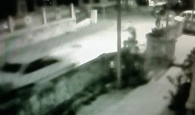 Önce seyir halindeki motosiklete çarptı, sonra sürücüsünü bıçakladı