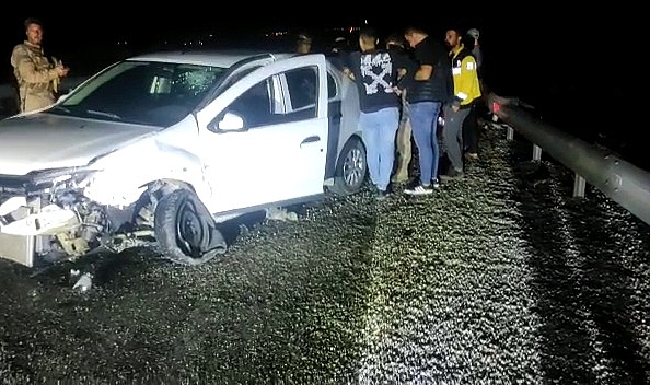 Otomobil bariyerlere çarparak durdu