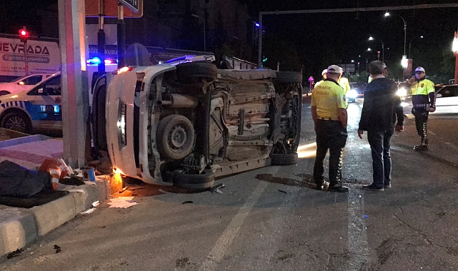 Otomobil ile hafif ticari araç çarpıştı