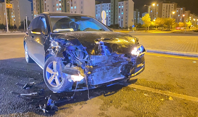 Otomobil kağıt gibi ezildi: 2 yaralı