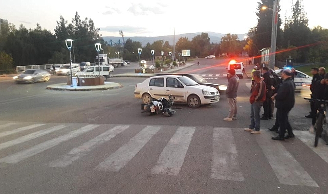 Otomobille çarpışan motosiklet sürücüsü yaralandı
