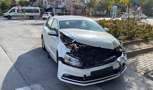 Otomobiller çarpıştı: 2 yaralı