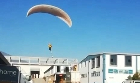 Paraşüt tutkunu işçi çalıştığı fabrikaya uçarak gitti