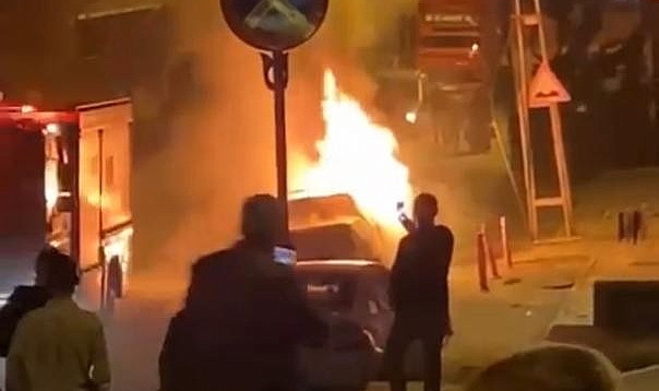 Park halindeki otomobil alev alev yandı