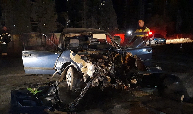 Park halindeki tıra çarpan otomobil hurdaya döndü