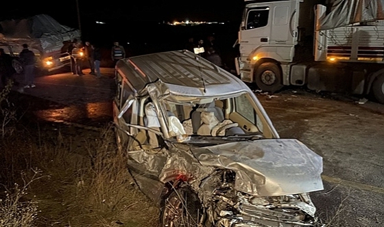 Peş peşe iki tırla çarpışan aracın sürücüsü hayatını kaybetti