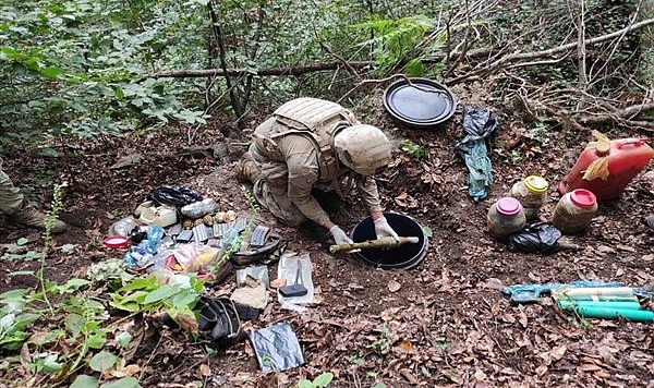 PKK’ya ait çok sayıda gıda maddesi ele geçirildi