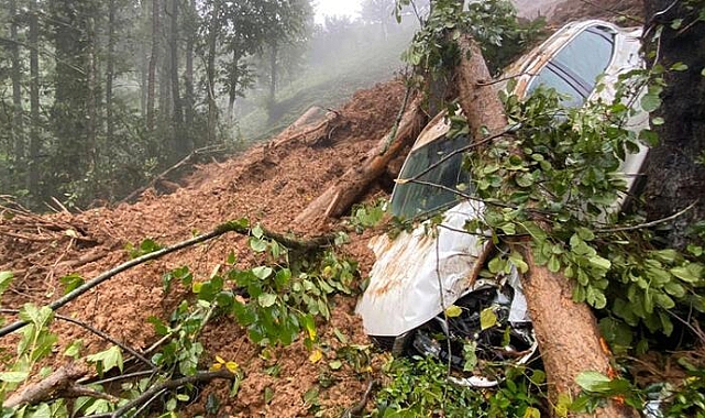 Rize'de heyelan; 31 köy yolu kapandı, 1 cip toprak altında kaldı