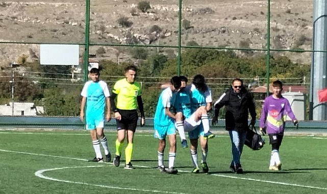 Sahada rahatsızlanan genç futbolcu ölümden döndü