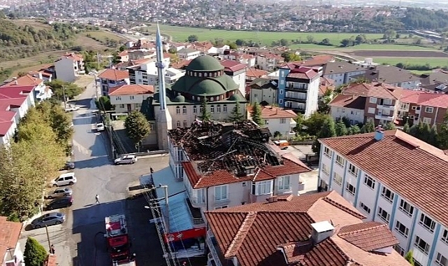 Sakarya'da 3 katlı binanın çatı katı yandı