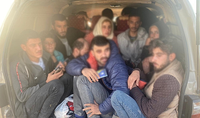 Şanlıurfa'da bir araçta 18 kaçak göçmen yakalandı