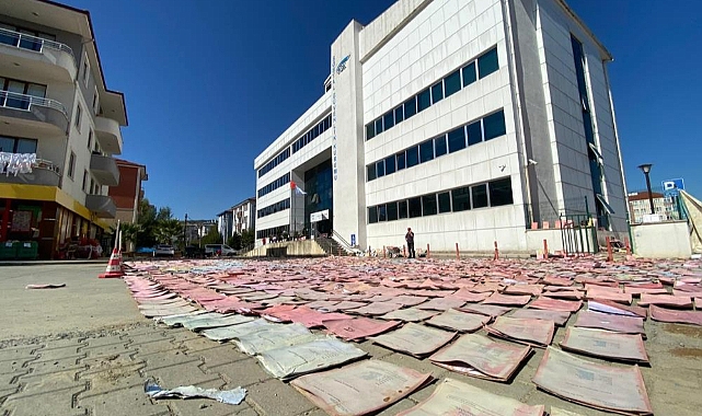 Selde ıslanan resmi 70 bin evrak tek tek kurutuluyor