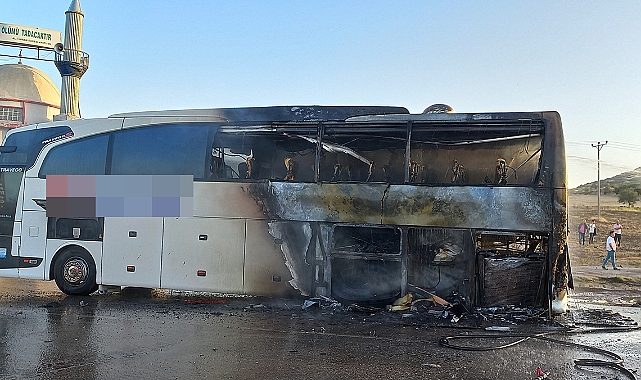 Seyir halindeki otobüs yandı