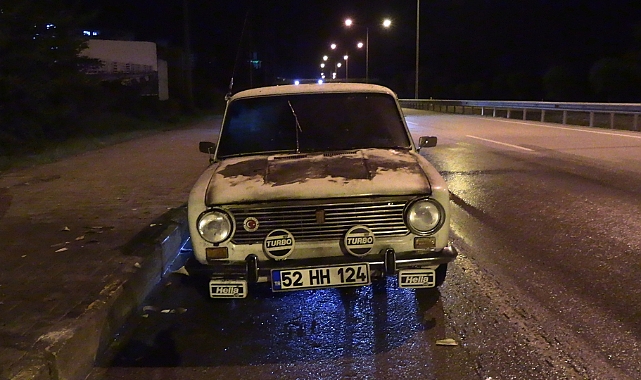 Seyir halindeki otomobil küle döndü
