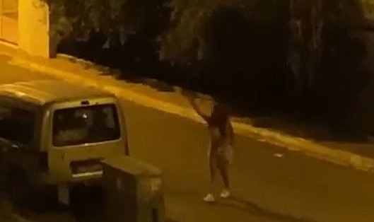 Sinir krizi geçiren genç kadın taşla otomobile saldırdı