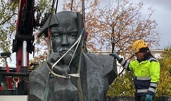 Son Lenin heykeli de bulunduğu meydandan kaldırıldı