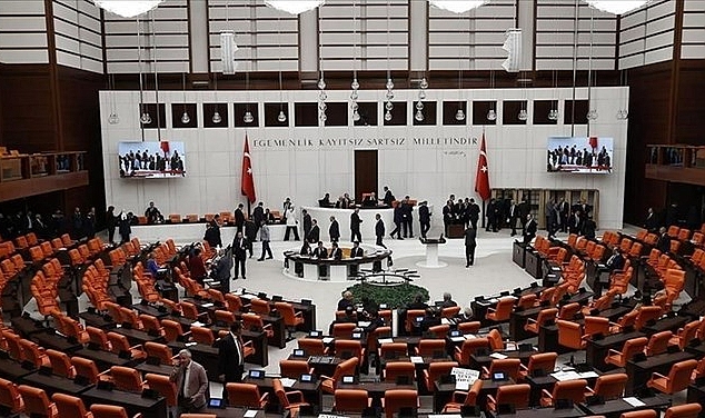 Sosyal medya düzenlemesinde tartışmalı madde kabul edildi
