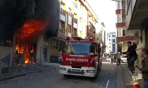 Sultangazi'de korkutan yangın!