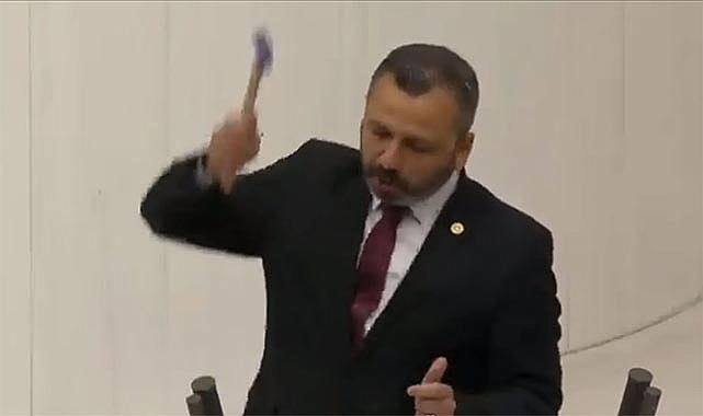 TBMM'de gerilim yükseldi! Çekiçle telefonunu parçaladı