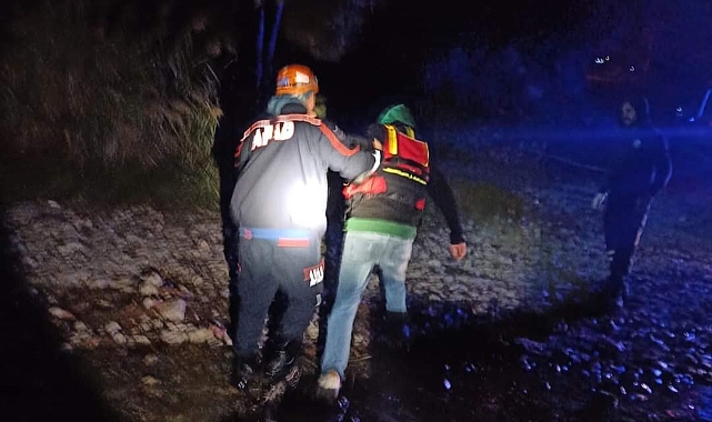 Teknenin aküsü bitince gölde mahsur kaldılar