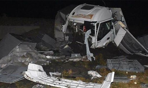 Ters yönde giden traktör ile TIR çarpıştı: 1 ölü, 1 yaralı
