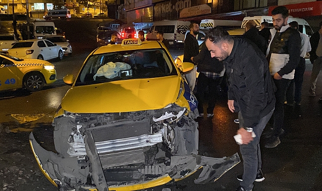 Ticari taksiyle otomobil kafa kafaya çarpıştı