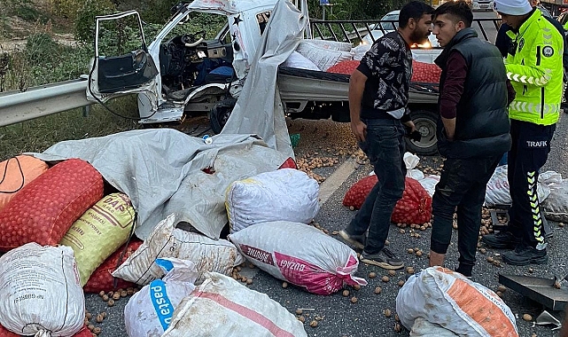 TIR ile ceviz yüklü kamyonet çarpıştı: 3 yaralı