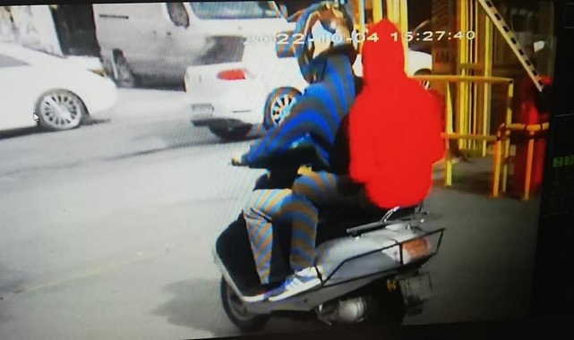 Trafik ışıklarında elindeki telefonu kapıp kaçtılar