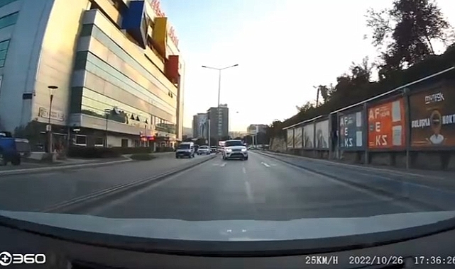 Trafikte bu sürücülerin yaptıkları görenler şaştı kaldı