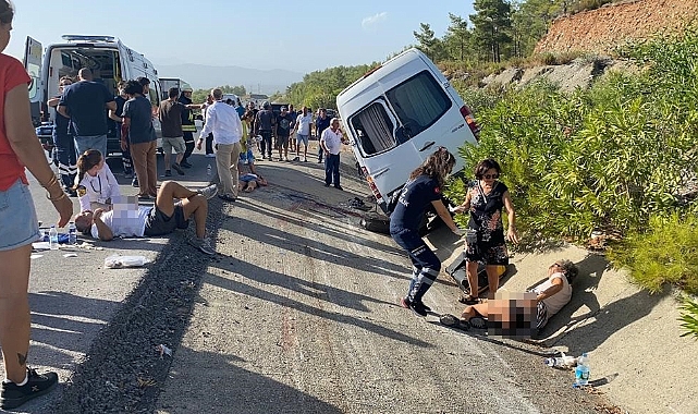 Tur otobüsü ile otomobil çarpıştı! 1'i ağır 10 yaralı