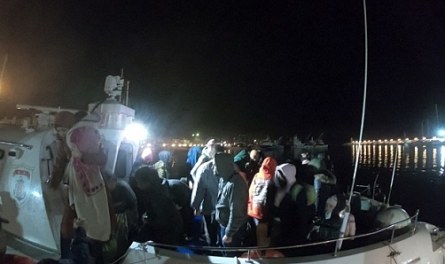 Türk kara sularına itilen 143 göçmen kurtarıldı