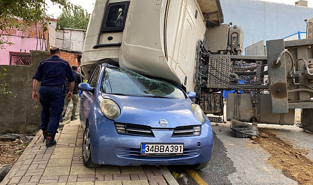 Üsküdar’da toprak dökümü yapan hafriyat kamyonu devrildi