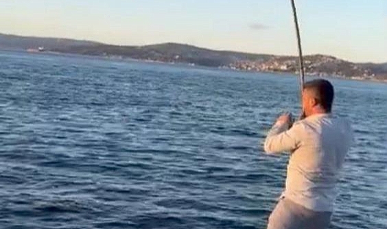 Vatandaşın oltasına köpek balığı takıldı