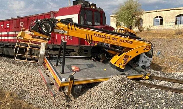 Vinç tren yolunda asılı kaldı, sürücü son anda kurtuldu