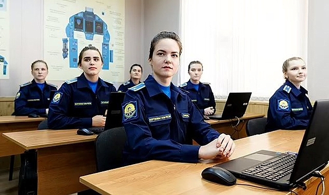 Yeni mezun kadın pilotlar Rus hava kuvvetlerine katıldı