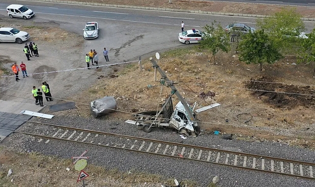 Yolcu treni kamyonete çaptı