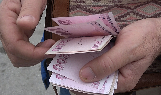Yolda bulduğu para dolu çantayı karakola teslim etti