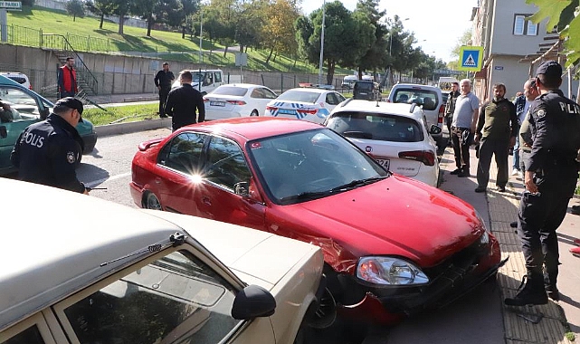 Yoldan çıkan otomobil karşı şeride daldı