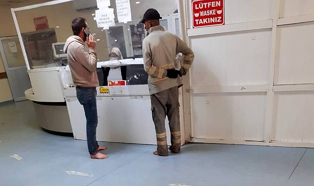 Yürekleri ısıtan görüntü: Çamurlu ayakkabılarını çıkarıp girdiler