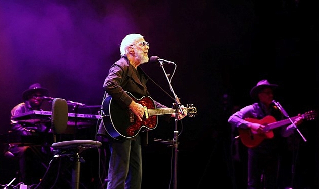 Yusuf İslam Beştepe'de konser verdi! Cumhurbaşkanı Erdoğan'a gitar hediye etti