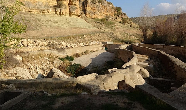 Akarsu kuruyunca ortaya çıktı: Tehlike saçıyor